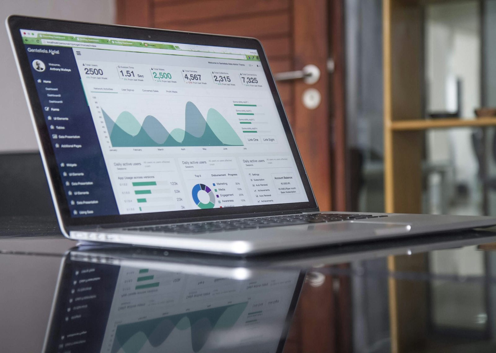 Profesional analizando datos de posicionamiento web en una pantalla — SEO para despachos