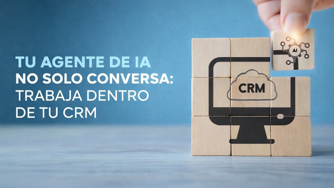 Pantalla de un CRM de despacho profesional con un agente de inteligencia artificial gestionando contactos y expedientes