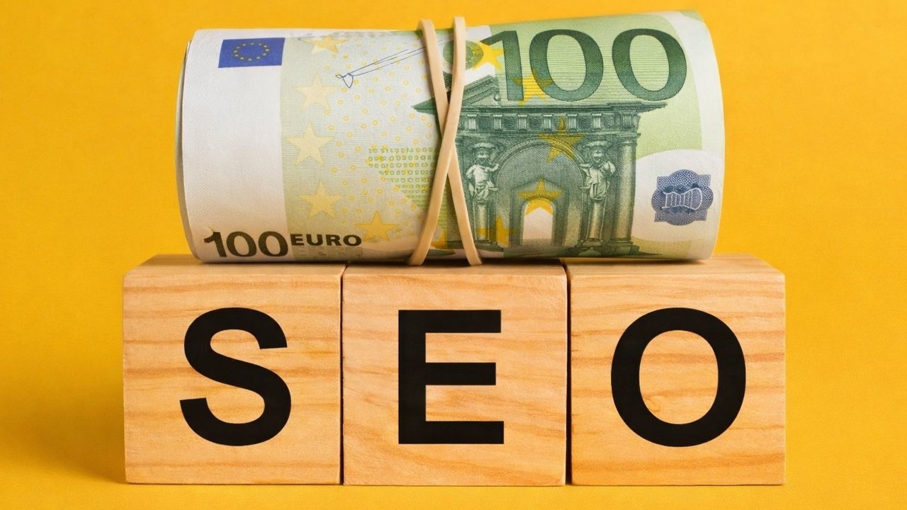 Despacho profesional analizando el coste y el retorno de una estrategia de posicionamiento en Google