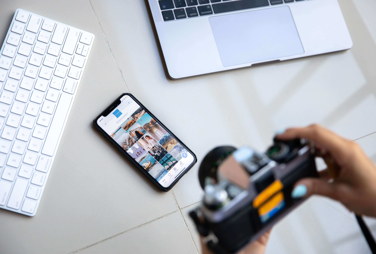 Profesional de un despacho grabando con el m&oacute;vil para Instagram
